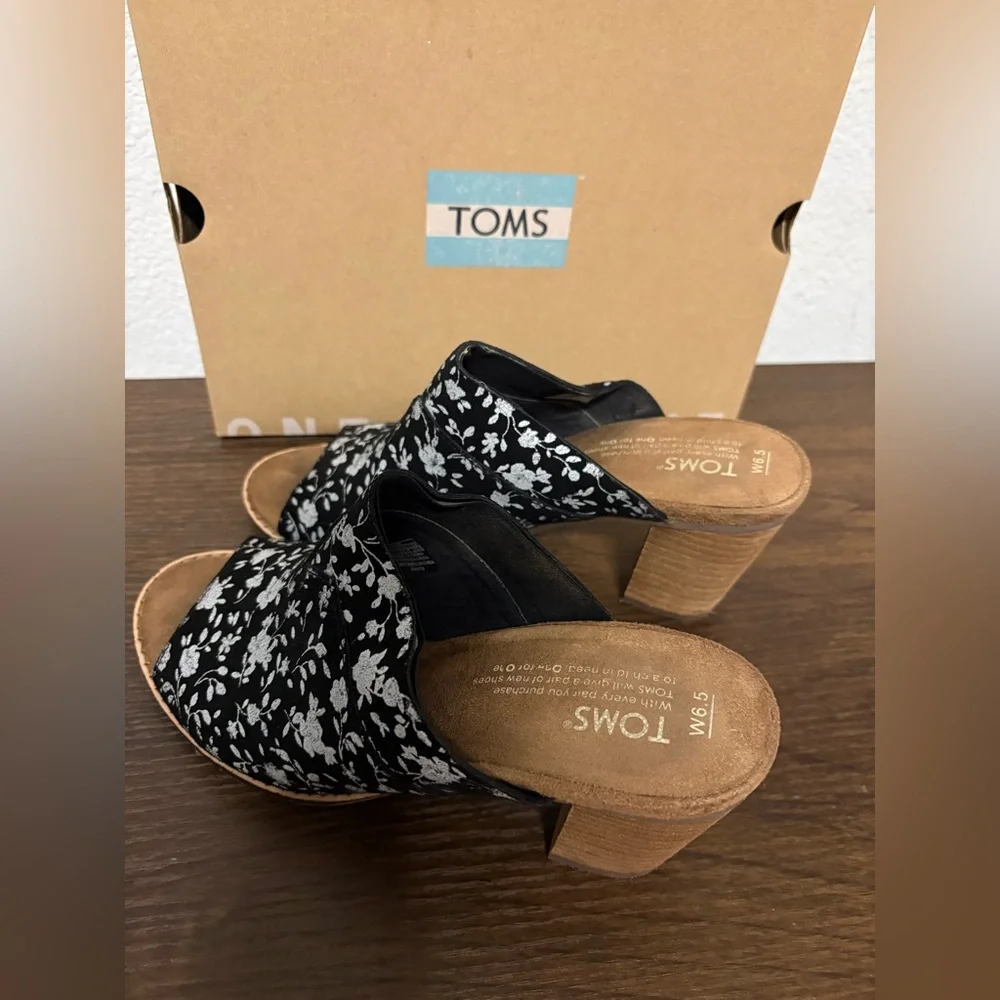 TOMS Black and White Floral Mules - Picture 3 of 4
